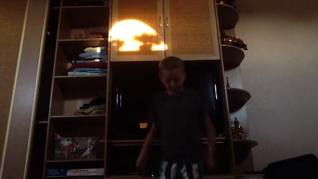 Макс танцует трек