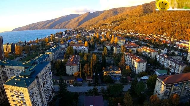 Гагра - вид на город. Прекрасный солнечный закат на город и горы. Гагра вид на город. Абхазия. смотреть онлайн