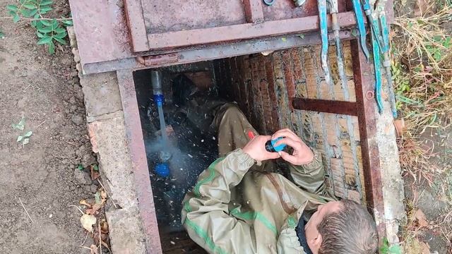 Меняем кран в колодце без отключения воды под давлением. смотреть онлайн