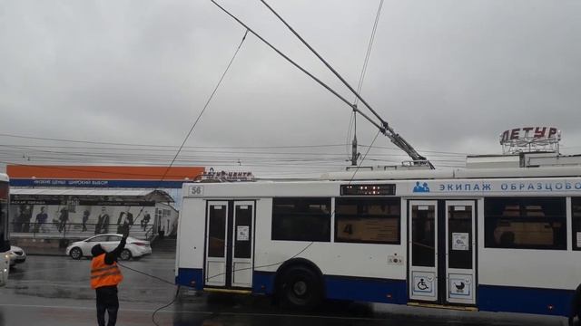 Водитель тролейбуса TROLZA Optima поднимает рога