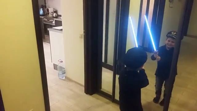 Как разбить зеркало лазерным мечом смотреть онлайн