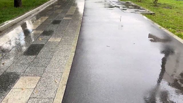 Прогулка по Москве за продуктами по спальному району Очаково-Матвеевское во время дождя смотреть онлайн