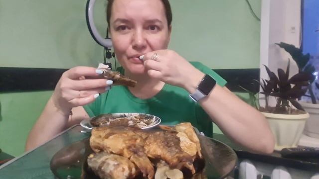 Мукбанг, жареные караси.