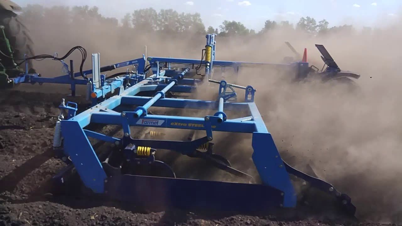 Компактомат Фармет (Kompaktomat Farmet) - предпосевной культиватор. Видно как работает из Уазика. смотреть онлайн