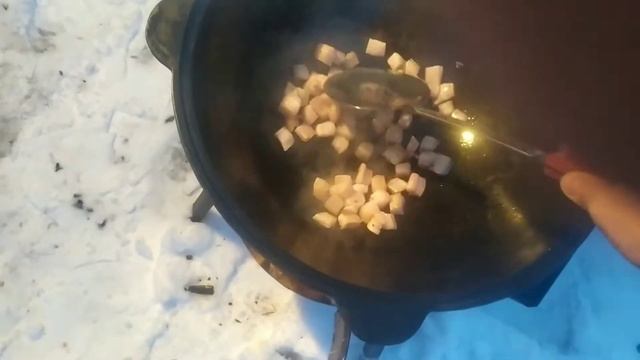 СВИНЫЕ РЕБРА С ОВОЩАМИ В КАЗАНЕ НА КОСТРЕ. БЕЗ РАСТИТЕЛЬНОГО МАСЛА. смотреть онлайн