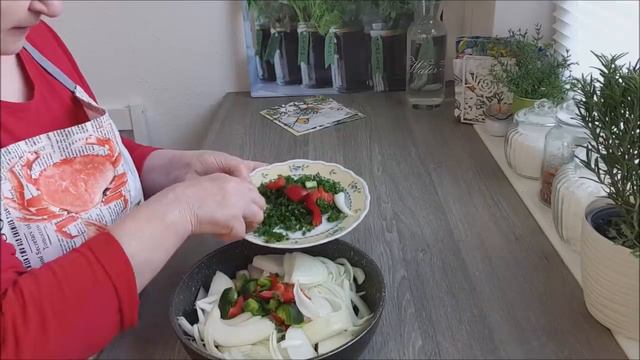 Рыба жареная на тушеном луке Домашняя еда Кухня Рецепты смотреть онлайн