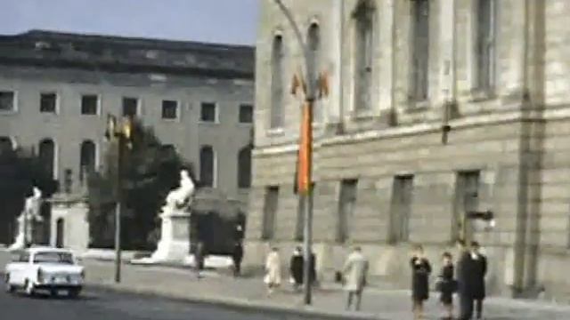 Tour of East and West Berlin in 1966, including Berlin Wall смотреть онлайн