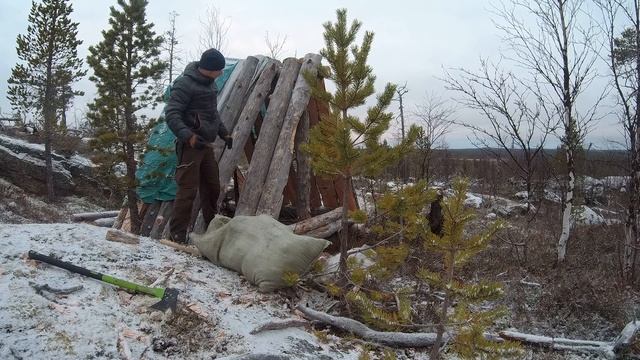 Изба строится - Крыша утепляется. Выпал снег! Таёжный быт. Заимка на горе у моря смотреть онлайн