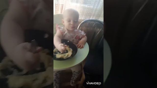 Сама кушает. Как научить ребёнка кушать самостоятельно. смотреть онлайн