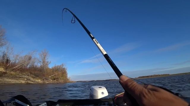 ШОК!! МОНСТР ПОЛТОРА МЕТРА НА 70 СМ ГЛУБИНЫ!! Трофейная рыбалка на Оби, крупный окунь, судак,джиг. смотреть онлайн