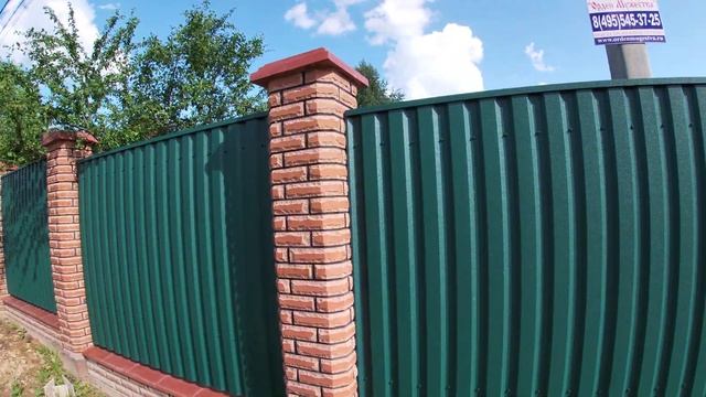 Рваный забор из кирпича ЛУЧ рубин комбинированный с зелёным металлопрофилем смотреть онлайн