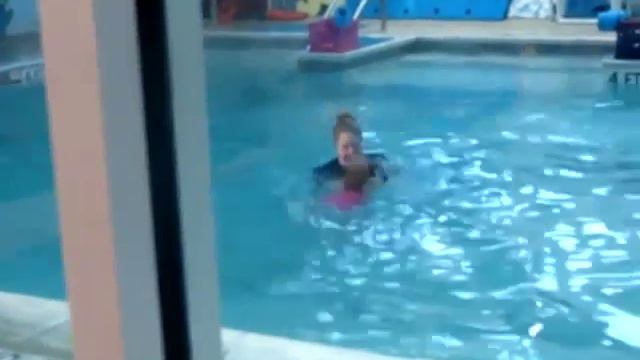 Тренер учит ребёнка ДРУЖИТЬ С ВОДОЙ смотреть онлайн