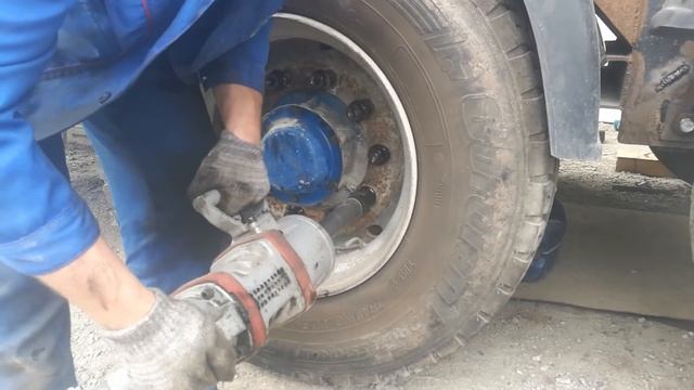 Установка колеса.Прицеп Тонар. смотреть онлайн