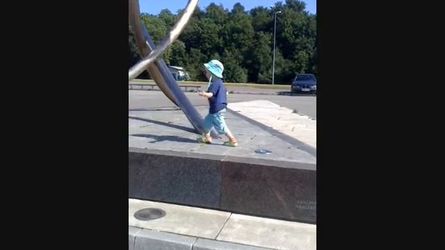 Jonathan танцует брейк-данс смотреть онлайн