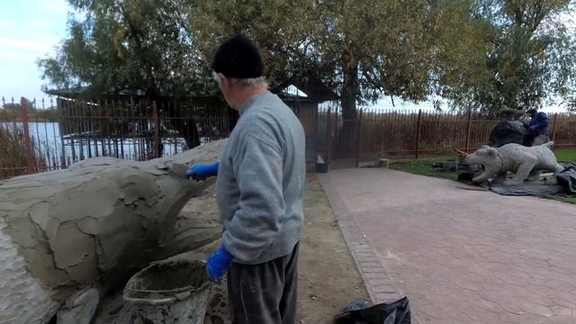 лавочка у входа в дом из арт бетона в виде щуки. смотреть онлайн