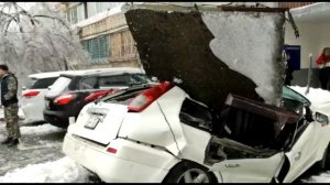 С крыши сорвалась плита и упала на машину во Владивостоке