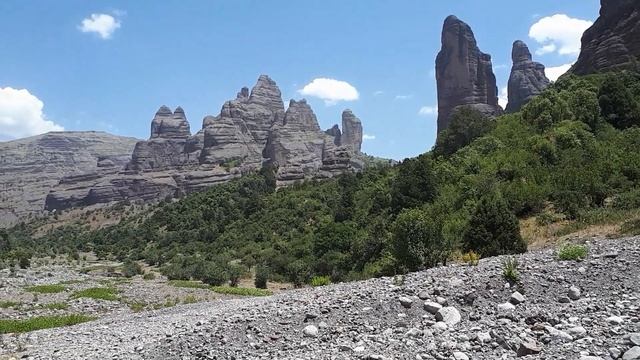 «Чилдухтарон» природный памятник, древнее место на юге Таджикистана, большой скалистый горный масс смотреть онлайн