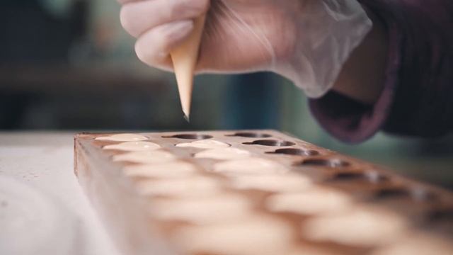 Завораживающий процесс создания шоколадных конфет смотреть онлайн