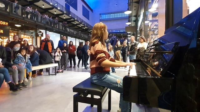 Young Composer Starts Playing And A Huge Crowd Turns Up! At The Mall in London. смотреть онлайн