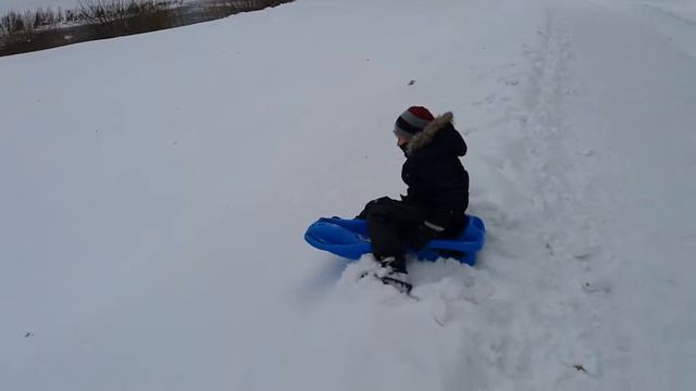 Вышли покататься на санках и пробуем каждую горку смотреть онлайн
