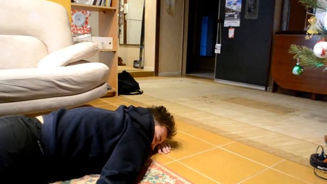 Привязал друга скотчем к табуреткам (первое видео) смотреть онлайн