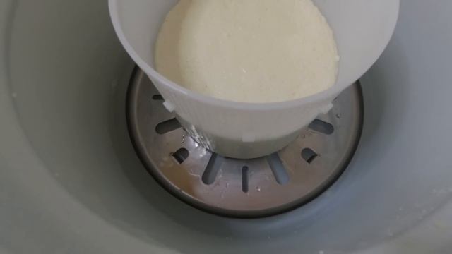 Пашу на кухне! Устала, как не знаю кто... Короче, куда девать молоко? Показываю. смотреть онлайн