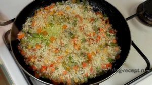 Максимально просто и быстро. Рис с замороженными овощами на сковороде