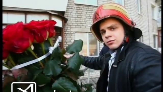 Поздравление на пожарной лестнице смотреть онлайн