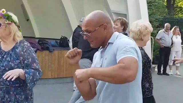 А СКОЛЬКО ЛЕТ СУЖДЕНО НАМ ЛЮБИТЬ НАКУКУЕТ КУКУШКА...2023г ХАРЬКОВ ТАНЦЫ смотреть онлайн