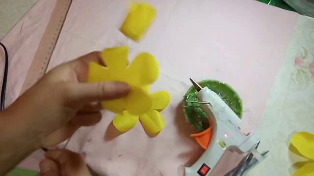 DIY CARA MEMBUAT BUNGA MAWAR DARI PLASTIK KRESEK ||HOW TO MAKE ROSE FLOWER FROM PLASTIC BAG смотреть онлайн