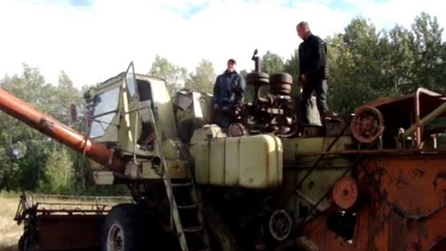 Harvester SK-5M1 Niva, engine start /// Комбайн СК-5М1 Нива, запуск двигателя смотреть онлайн