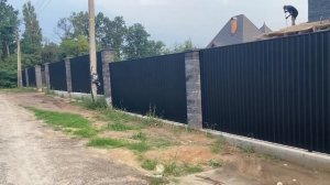 Забор из профнастила с двух сторон и заборных блоков Золотой Мандарин