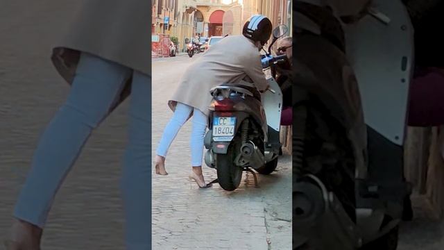 Как шокировать европейца - выпустить на улицу настоящую женщину в женской одежде #shorts смотреть онлайн