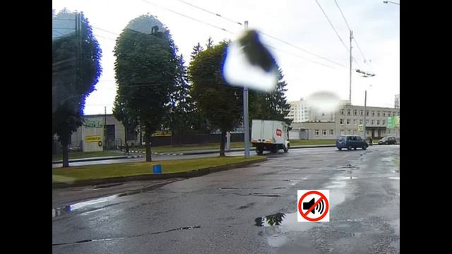 Грузовик занесло на мокрой дороге в Могилёве смотреть онлайн