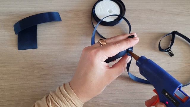 Школьный галстук для девочки + простые бантики на косички /МК канзаши/ diy school tie for girls смотреть онлайн