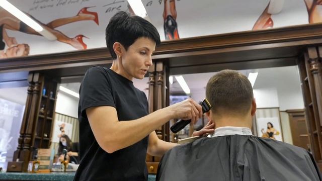 Стрижка в мужской парикмахерской смотреть онлайн