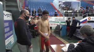 Взвешивание борцов до 48 кг.