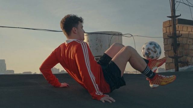 Пинаем мяч на крыше \ Чемпион России по Футбольному фристайлу смотреть онлайн