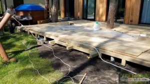 Монтаж открытой террасы из сибирской лиственницы