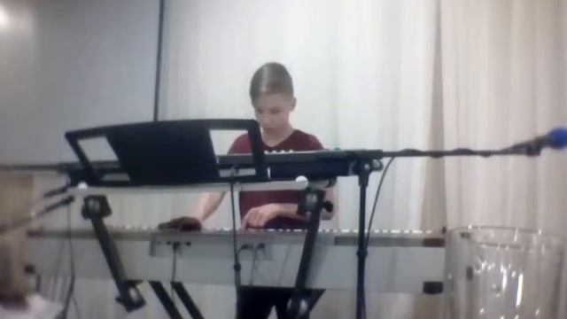Прикольно играет,на сентизаторе смотреть онлайн