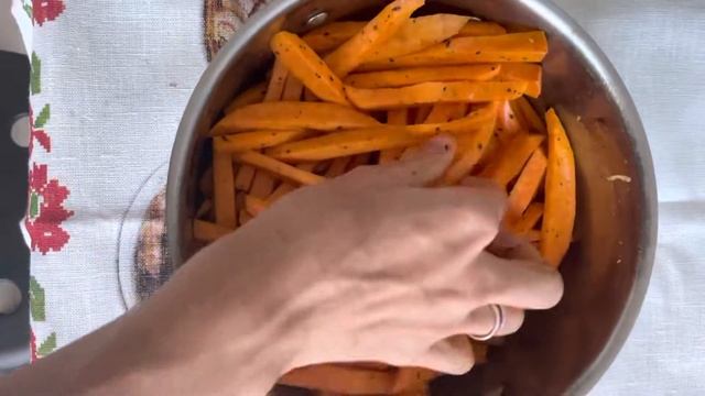 Еда?Готовим первый раз?Рецепт➡️батат в духовке?Прованские травы?Соль?Чили?Куркума?Масло? смотреть онлайн