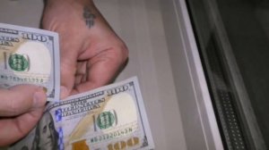 Как отличить настоящие 100 долларов от фальшивых