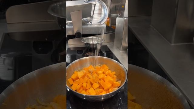 Рецепт супа-пюре из тыквы с белыми грибами от шеф-повара ресторана Grand Cru⭐️ Давида Эммерле⭐️ смотреть онлайн