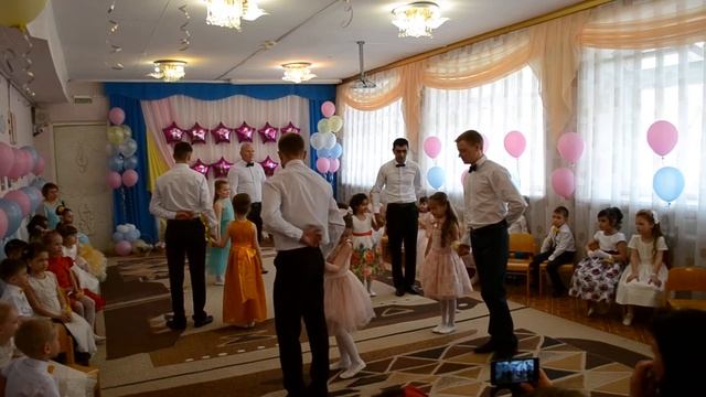 танец с папами.г.Нижневартовск.23.05.17.детский сад.Гуси лебеди. смотреть онлайн