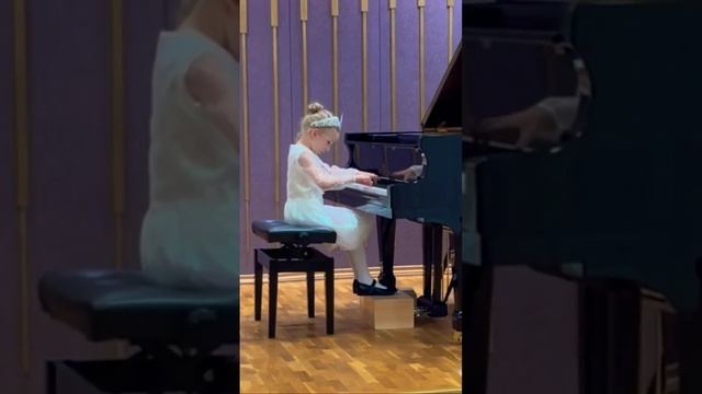 За роялем девочка #piano #music #полька #чайковский смотреть онлайн