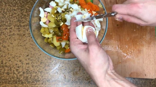 Салат "ОЛИВЬЕ" на новый год - классический рецепт оливье с 1860-го года! смотреть онлайн