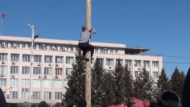 Масленица. Как залезть на столб. смотреть онлайн