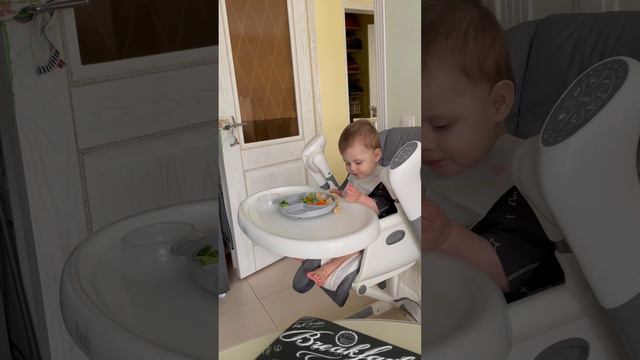 Кушаем котлетки самостоятельно в 9 месяцев 🥘 смотреть онлайн