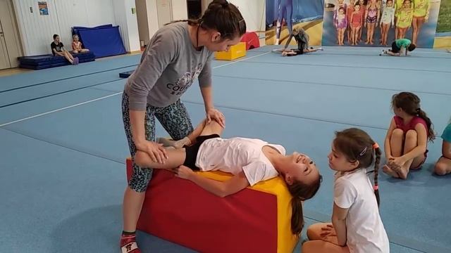 Растяжка на поперечный шпагат