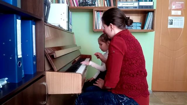 урок по классу "общее фортепиано". Тема: " Постановка рук и знакомство с клавиатурой инструмента" смотреть онлайн